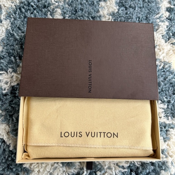 Louis Vuitton Sarah Wallet - Picture 10 of 12